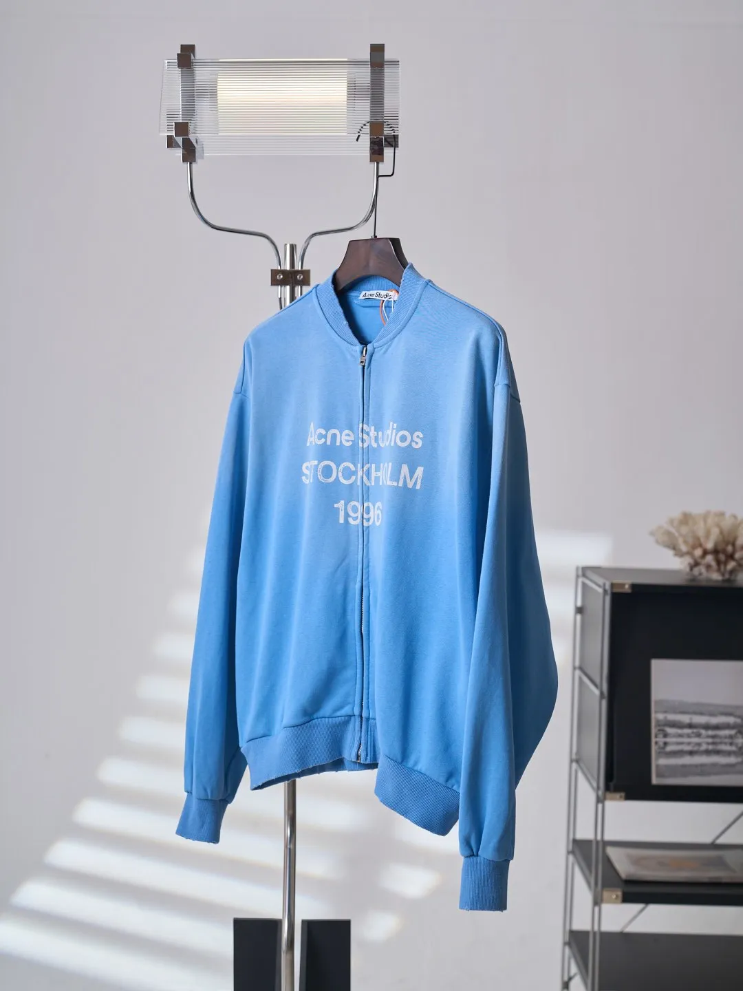 [Real auction] Acne Studios spray-painted distressed logo baseball collar zipper jacket [In Stock] S M L Acne Studios logo printing on the chest uses Retro sports aesthetics to engrave the brand's heritage. It is unobtrusive but highly recognizable. It subtly blends the Nordic minimalist style with the Retro sports style. It is low-key and elegant. It has its own aura. Adopt glue printing process. The chest printing has been revised three times with the film screen. Use glue liquid paint to print the pattern on the fabric. Bake the fabric to fix the printed pattern. Gradient distressing spray process. Spray dyes of different colors on the surface of the fabric. Realize that the clothes will show rich color changes under different lights to increase the visual layering. Many places on the body of the clothes are completely manually positioned and worn. Manual brushing marks add texture and depth to the surface of the clothes to imitate the texture of natural wear and tear. The fabrics have been fermented and washed, giving a better hand feel and texture. Not easy to deform, not easy to shrink, not easy to fade, and maintain long-term beauty and loose fit.